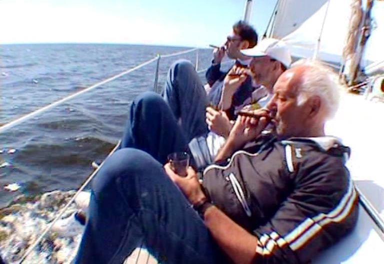 An Bord der "Altro Uno" auf dem Greifswalder Bodden. Unterwegs von Lauterbach auf R�gen nach Stralsund. Ein Teil der Mannschaft genie�t die frische Seeluft...